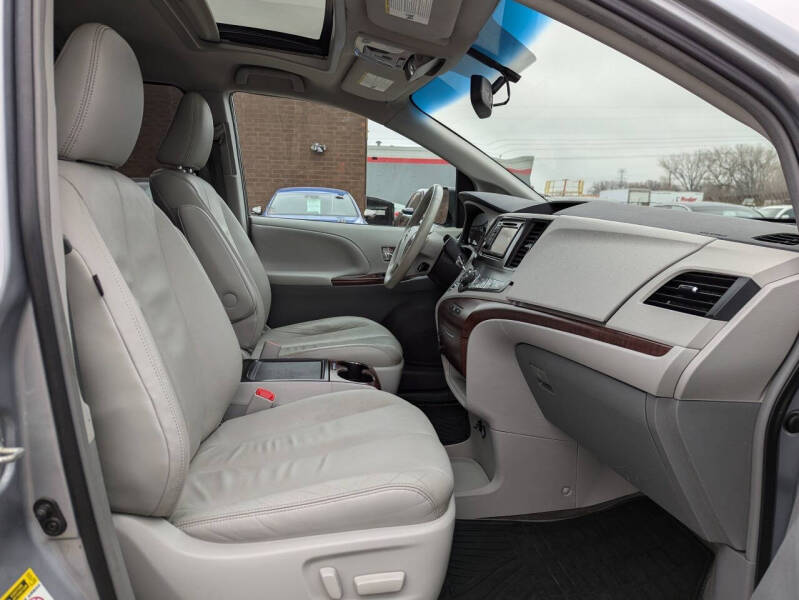 2014 Toyota Sienna XLE 7-Passenger Auto Access Seat
