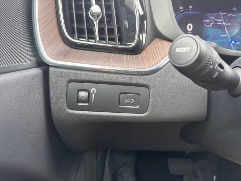 2022 Volvo XC60 B5 Momentum