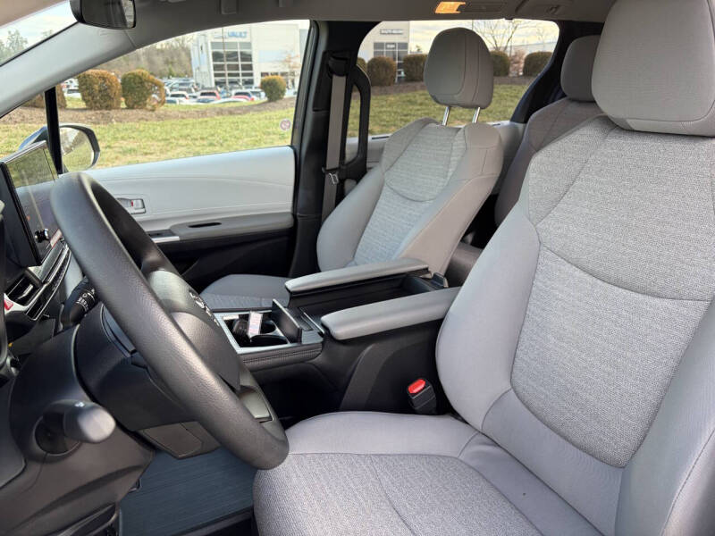 2025 Toyota Sienna LE 8-Passenger