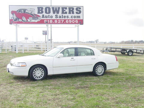 2005 Lincoln Town Car for sale at BOWERS AUTO SALES in Mounds OK