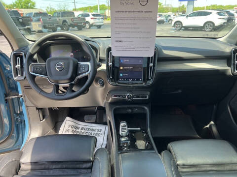 2023 Volvo XC40 B5 Plus Dark Theme