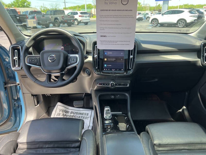 2023 Volvo XC40 B5 Plus Dark Theme