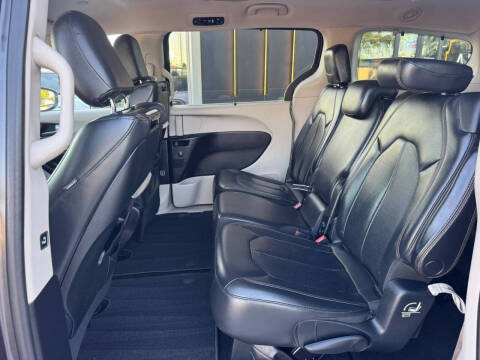 2017 Chrysler Pacifica Touring-L Plus