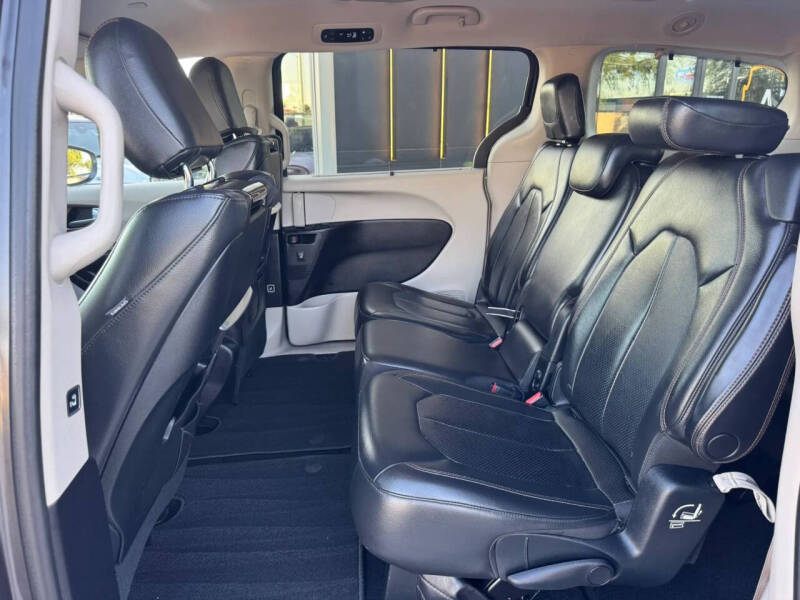 2017 Chrysler Pacifica Touring-L Plus
