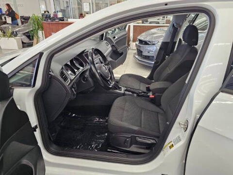 2019 Volkswagen Golf SE