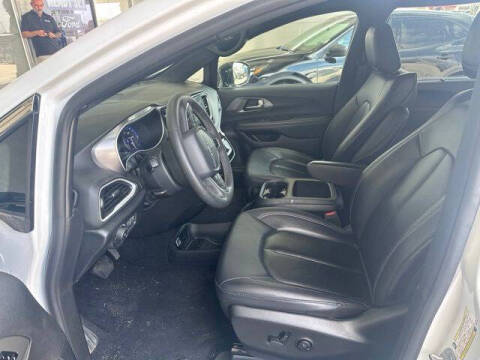 2025 Chrysler Pacifica Select