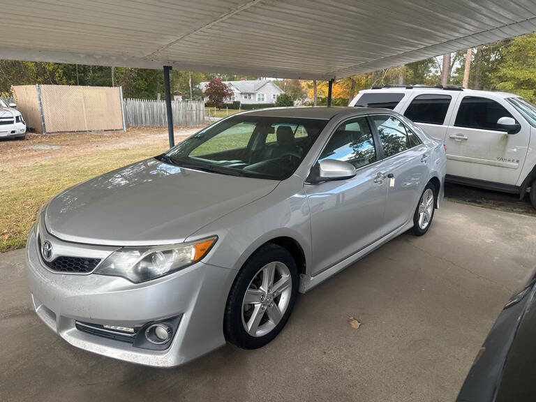 2014 Toyota Camry SE's photo