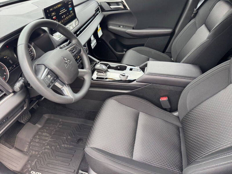 2025 Mitsubishi Outlander ES