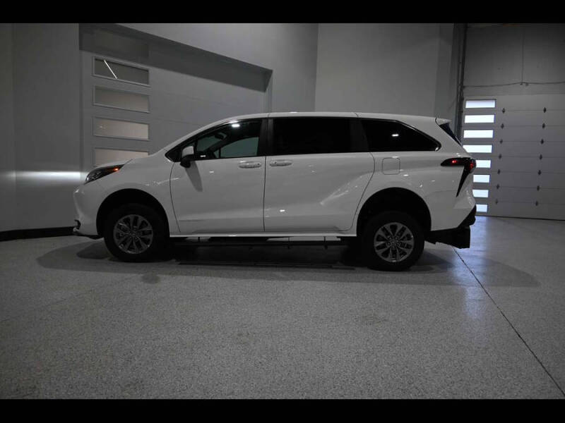 2025 Toyota Sienna LE 8-Passenger