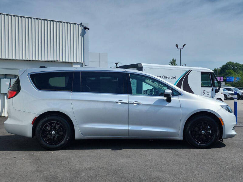 2023 Chrysler Voyager LX