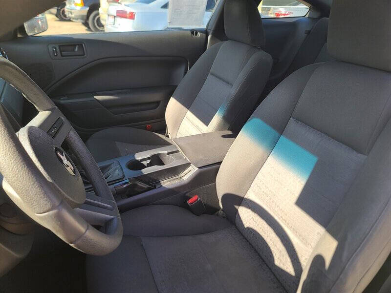 2005 Ford Mustang V6 Deluxe