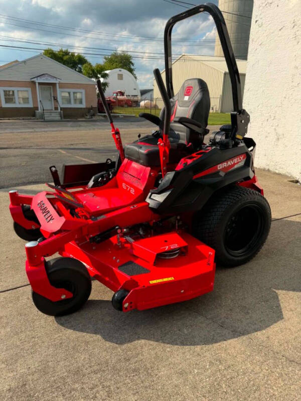 2025 Gravely PRO TURN 672 72"