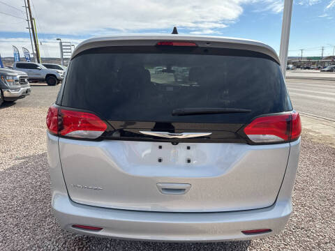2022 Chrysler Voyager LX