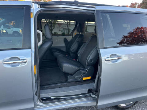 2013 Toyota Sienna SE 8-Passenger