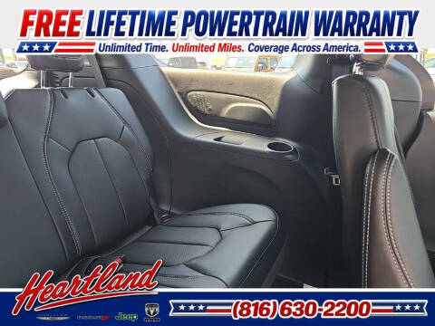 2027 Chrysler Pacifica Select