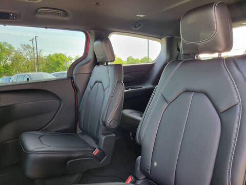2027 Chrysler Pacifica Select