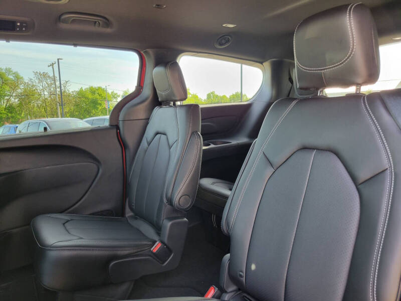 2027 Chrysler Pacifica Select