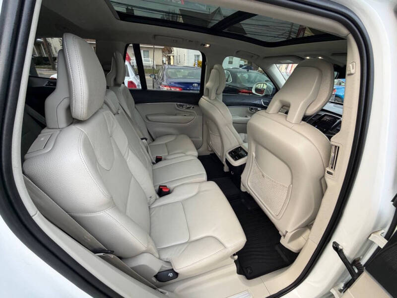 2020 Volvo XC90 T6 Momentum 7-Passenger