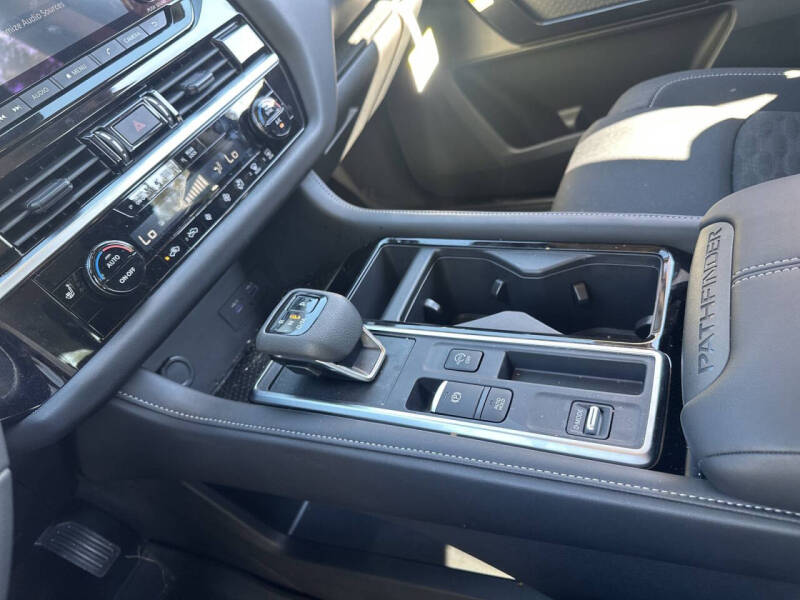 2025 Nissan Pathfinder SV