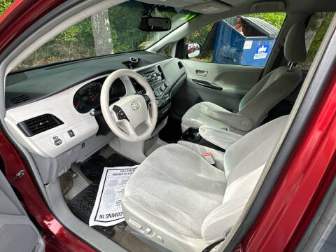 2012 Toyota Sienna LE 8-Passenger
