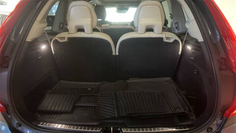 2022 Volvo XC90 T6 Momentum 7-Passenger