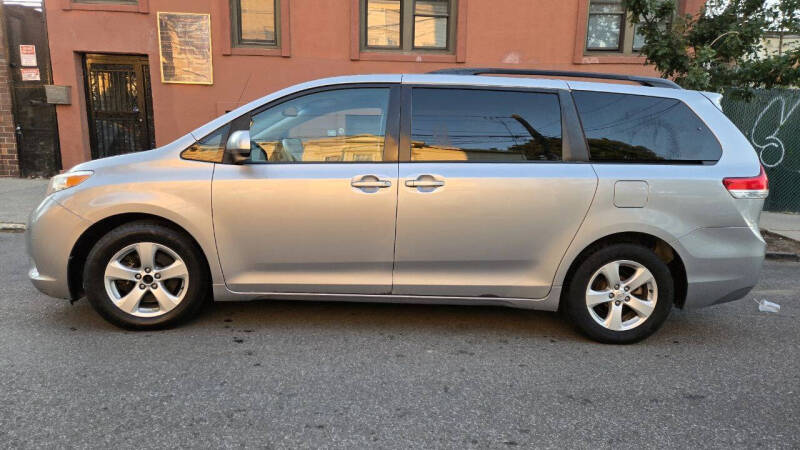 2014 Toyota Sienna LE 7-Passenger Auto Access Seat