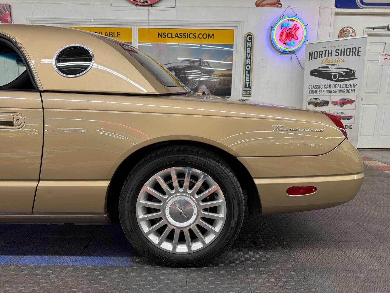 2005 Ford Thunderbird 34