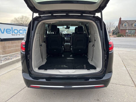 2024 Chrysler Pacifica Plug-In Hybrid Select