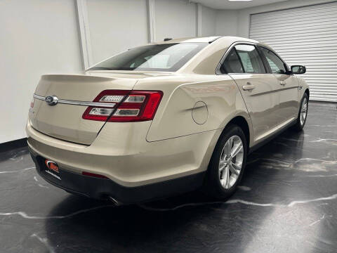 2017 Ford Taurus SE