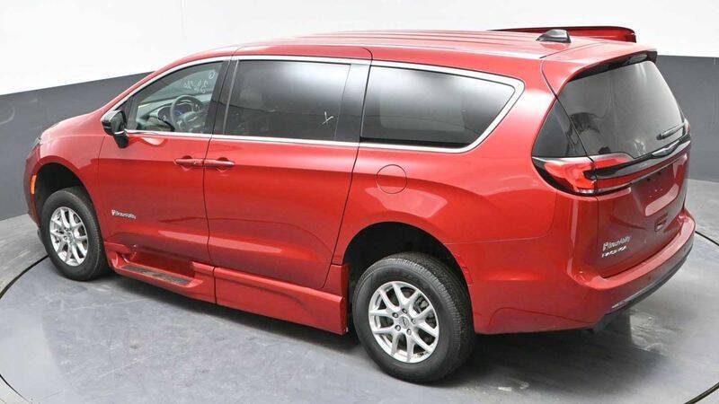 2025 Chrysler Pacifica Select