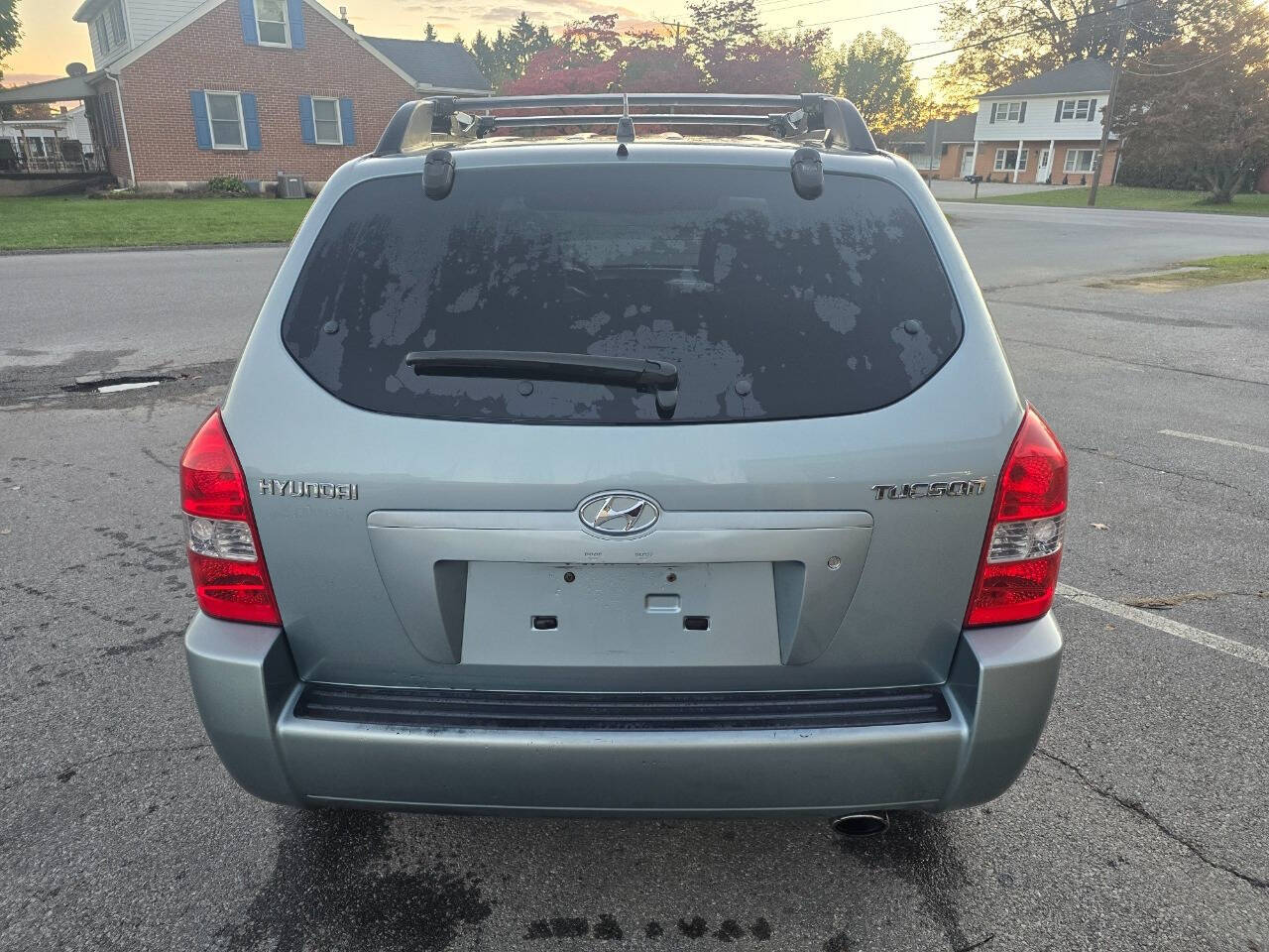 2005 Hyundai TUCSON for sale at QUEENSGATE AUTO SALES in York, PA