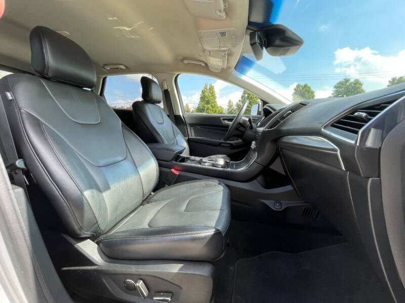 2019 Ford Edge Titanium photo 11