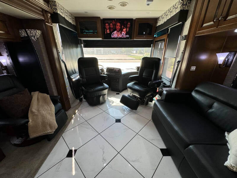 2012 Newmar Dutchstar 4354 ,  450hp, King Bed