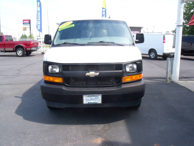 2017 Chevrolet Express Passenger LS photo 4