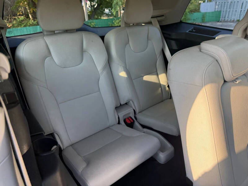 2017 Volvo XC90 T6 Momentum