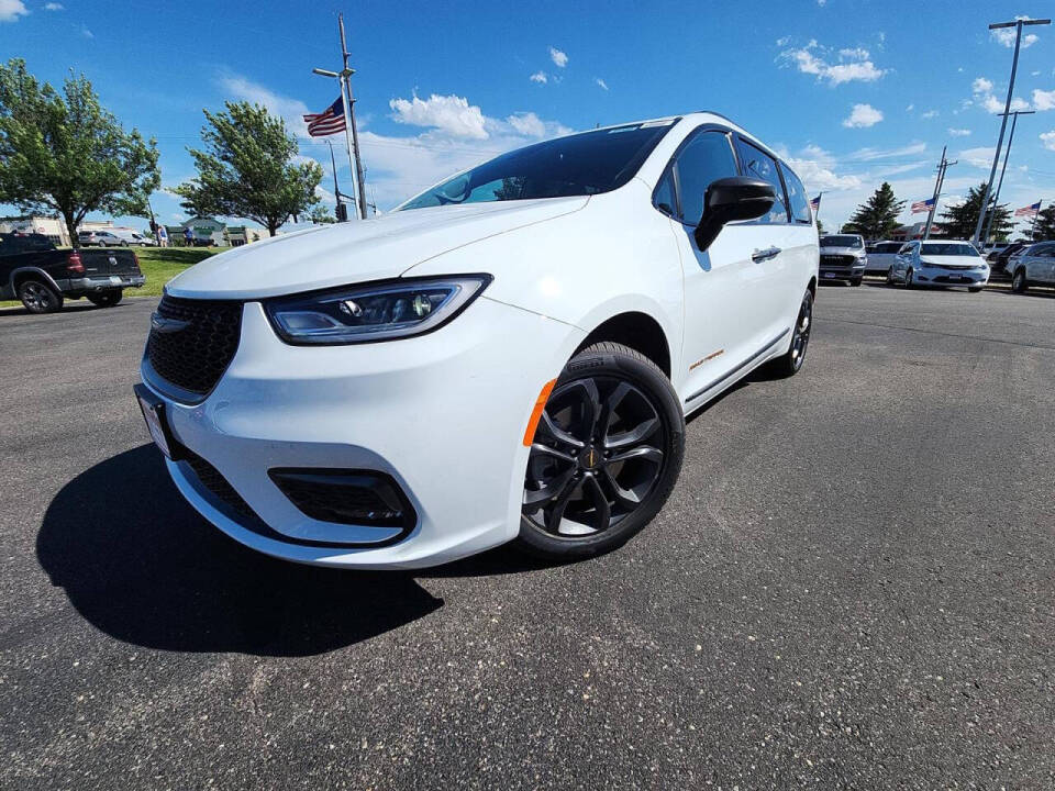 2024 Chrysler Pacifica for sale at Victoria Auto Sales in Victoria, MN