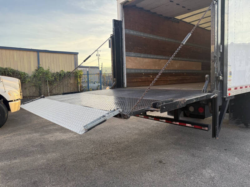 2017 Freightliner M2 106