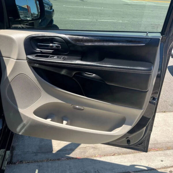 2014 Chrysler Town and Country Touring-L