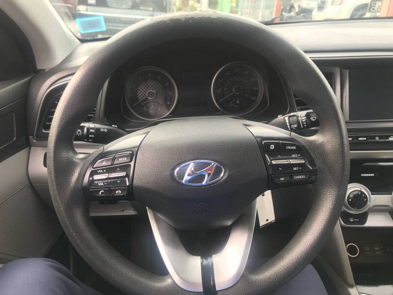 2019 Hyundai Elantra SEL photo 23