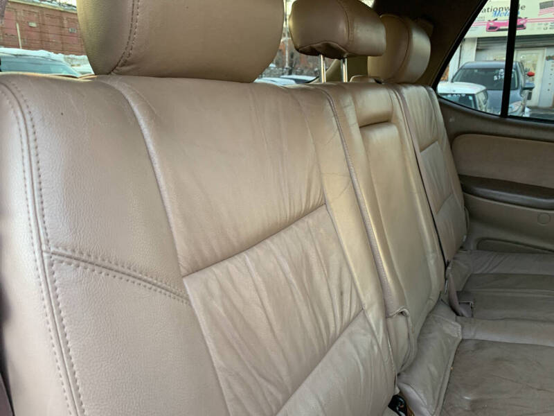 2004 Toyota Sequoia SR5