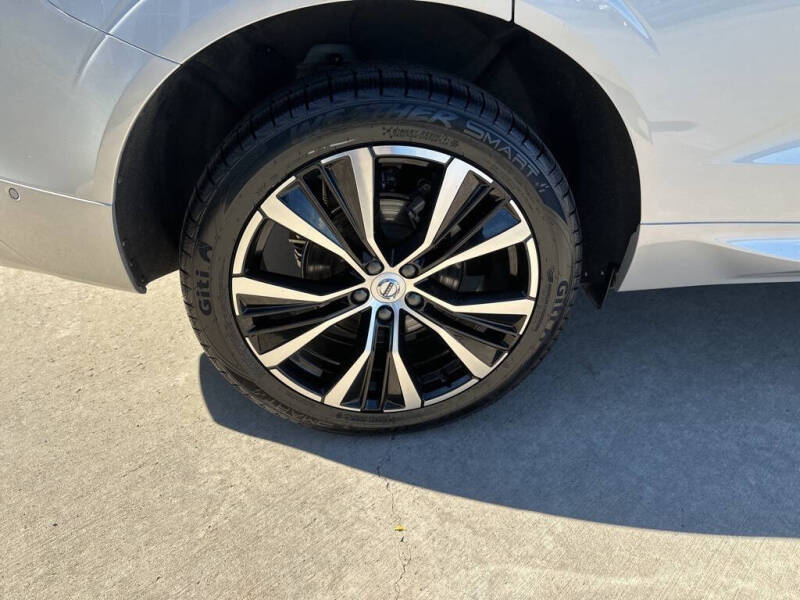 2023 Volvo XC60 B5 Plus Dark Theme