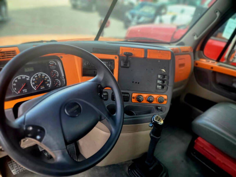2012 Freightliner Cascadia Day Cab