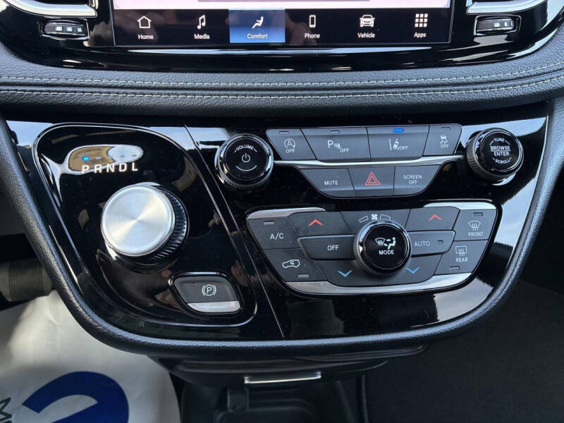 2027 Chrysler Pacifica Select