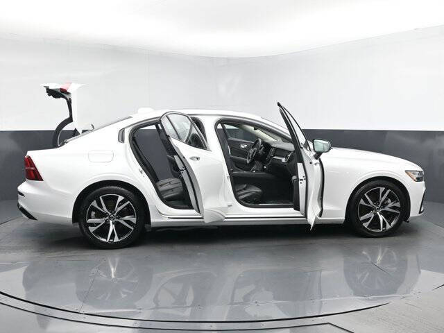 2024 Volvo S60 B5 Core Dark Theme