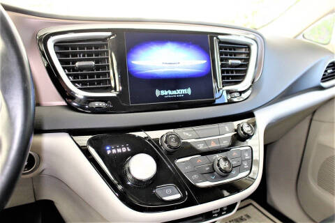 2017 Chrysler Pacifica Touring-L