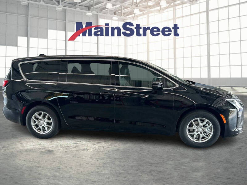 2027 Chrysler Pacifica Select