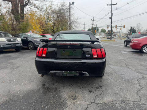 2004 Ford Mustang Deluxe