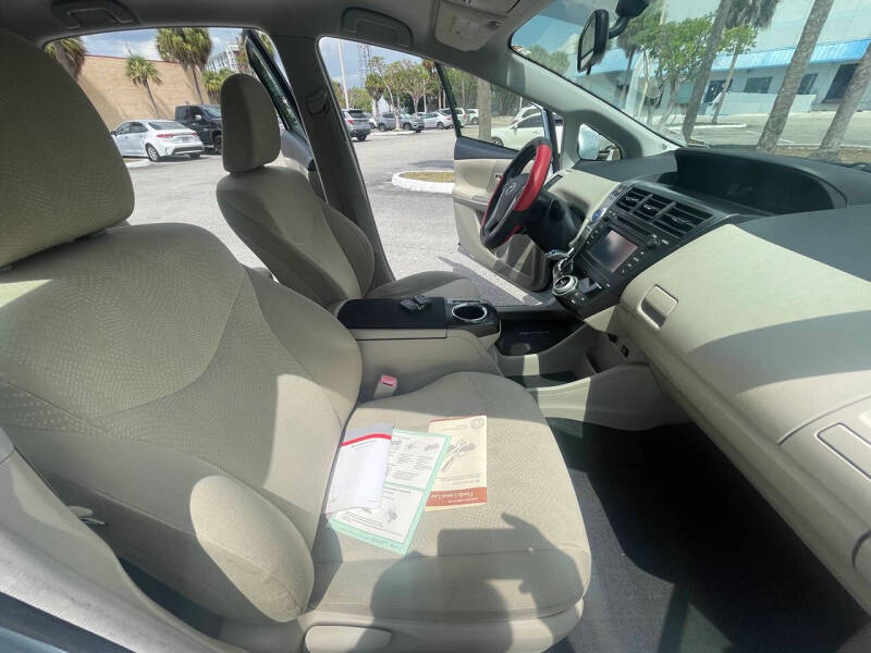 2014 Toyota Prius v Two