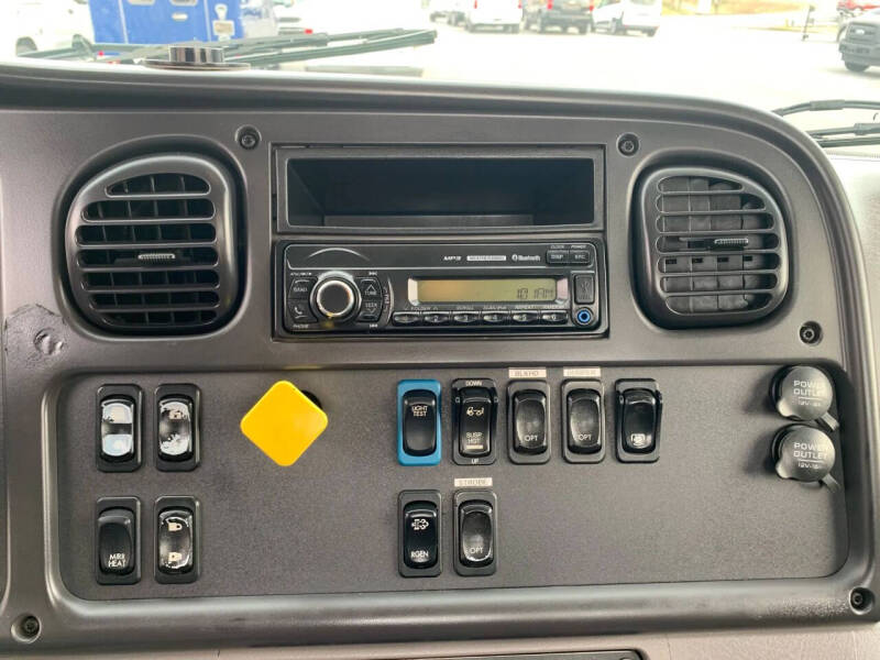 2017 Freightliner M2 106