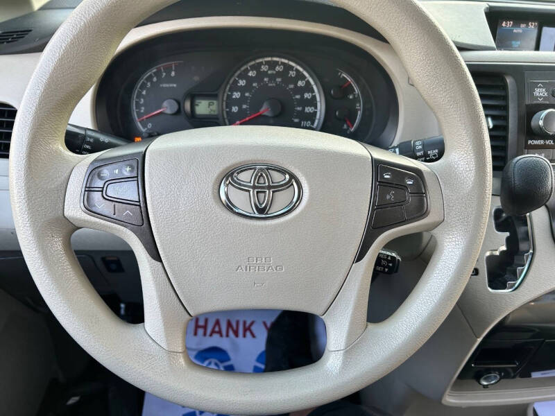 2013 Toyota Sienna LE 8-Passenger